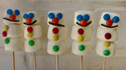 What could be cuter, or tastier, than these adorable snowman marshmallow pops?! ☃️ Get the recipe >>> http://bit.ly/2kmnvEl | Kidspot