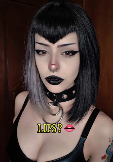 Qual? 🖤🦇 • Blusinhas: @gotik.kvlt Cupom: AGNES #makeup #maquiagem #goth
