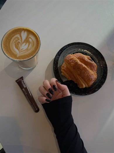 Not every manicure is the same. And not every salon follows the same standards. At Pixie Lab, every set begins with precision. Clean cuticles. Careful technique. Zero trauma to the natural nail. We focus on structured gel and Russian manicure techniques that keep your nails strong, balanced, and elegant for weeks, not just days. This isn’t a quick salon fix. It’s a detail-driven process designed for women who care about quality. Spring is the perfect moment for a fresh set and with International