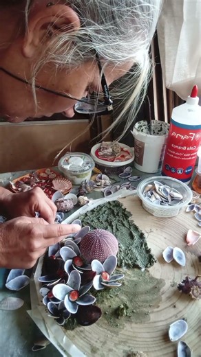 No paint ...just natural, reclaimed shells 🥰 Subscribe for more ocean-inspired art 🐚🫶