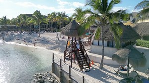 Ready to dive into crystal clear waters and relax on the beach? 🌴☀️ Our lifeguards are here to make sure your experience is safe and memorable! With their professionalism and constant attention, you can relax and enjoy yourself to the fullest - come and be pampered in our piece of heaven on earth! 🏖️💦 ¿Listo para sumergirte en aguas cristalinas y relajarte en la playa? 🌴☀️ ¡Nuestros guardavidas están aquí para asegurarse de que tu experiencia sea segura y memorable! Con su profesionalismo y 
