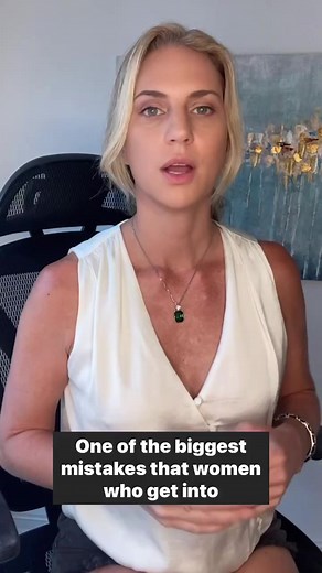 Mistaking politeness for integrity is a common pitfall with manipulators and emotionally unavailable partners. Let’s dive into the distinction between the two:👔 Politeness is about saying the right things, displaying good manners, and creating an impression. It’s a skill that can be learned and used by anyone—even serial killers can be polite. It’s a surface-level attribute that’s visible from the start.🌟 Integrity, on the other hand, is a deeper, timeless quality. It’s consistent and not sele