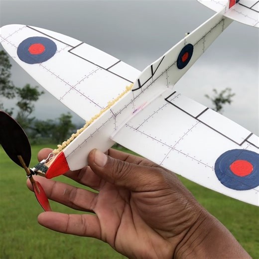 white scheme (polosan dan lebih ringan) Wingspan 34 cm Polyfoam 2 mm Balsa Stick 4 mm Baling-baling 5,5 in Karet 2,4 mm 40cm melingkar (2x20 cm) AUW 8,5 gram 700x putaran karet (putus di angka 840) #flyinglegends #pilotindonesia #supermarine #spitfire #supermarinespitfire #raf #nocal #nocalories #model #modelairplane #aeroplane #rubber #rubberpowered #ww2 #fighter #aviation #education #edukasianak #creative #diy #diycrafts | Imam Syafi'i