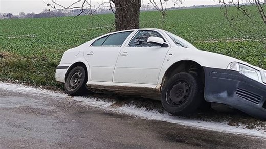 Silnice jak sklenice. Řidiči bojovali s ledovkou, se sněhem i s pády do škarpy