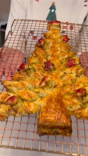 SAVE this @julietsear 🎄 Christmas snack hack! Get some puff pastry sheets. Sandwich pesto and grated cheese between them and cut into a tree. Twist the branches to make them super crunchy 🤩👌 Bake on 180c fan for about 25-30 mins ✨ Perfect for gatherings or a chrimbo snack 😋 #pastry #partyfood #christmasfood | Juliet Sear