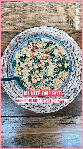 C'est la rentrée alors on vous propose une recette facile avec peu de vaisselle : un mijoté de pois chiches et épinards 😋 Ingrédients : 1 Oignon 2cuil. à soupe Huile d'olive 200g Tomates séchées 520g Pois chiches cuits 130g Couscous perlé 1L Bouillon de légumes 250mL Crème liquide 60g épinards frais #ideerecette #recettefacile | Cuisine Actuelle