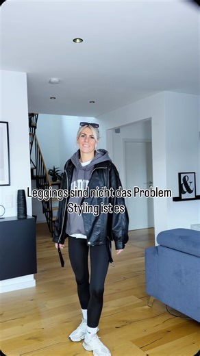 Hanna on Instagram: "Leggings, Hoodie, Sneaker. Eigentlich basic. Aber mit den richtigen Details wird aus bequem ein Look mit Haltung. Es liegt nicht an der Kleidung – sondern daran, wie du sie stylst. Speicher dir den Look gerne ab und folge für mehr 🩶 #ootdfashion #stylingupgrade #streetstyle #coolstyle #stylewithme"