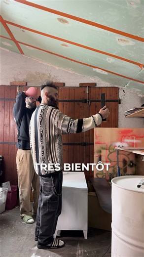 🎬 Gros projet avec @jockolaskez 🔥 Un train. Un homme (très texturé). Une Batmobile. Un atelier. Quelques verres de vin 🍷 Un verre d’eau 💦 Ajoute à ça beaucoup trop d’idées, une semaine qui s’annonce intense, et quelques projets qu’on n’est pas encore prêts à dévoiler… Bref, tout est en place. Ça va créer, ça va douter, ça va sûrement déborder un peu 😅 La suite arrive très vite. Accroche-toi on t’en dis plus bientôt 👀🔥! #roadtomarseille #artshow #marseille #urbanart