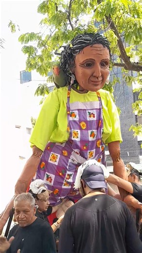 😆 Giant Puppet Live 😆 #puppet #giant #carnival #humor #comedy #latam #viral #shorts