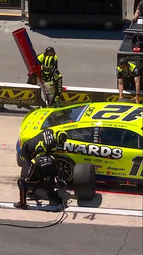 Blaney's Pit Crew with costly mistakes during the Pit Crew Challenge 😬