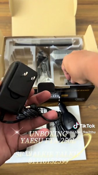 Unboxing the Yaesu FTA-250L Airband Radio