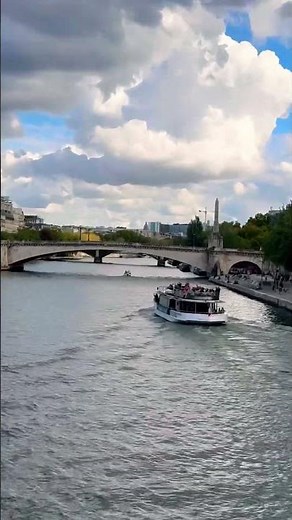 ロマンチックなパリの街並みを眺めながらセーヌ川沿いを散歩、セーヌ川をゆったり進む遊覧クルーズ🚢✨ まるで映画のワンシーン。#癒しの瞬間#パリ🇫🇷#観光#