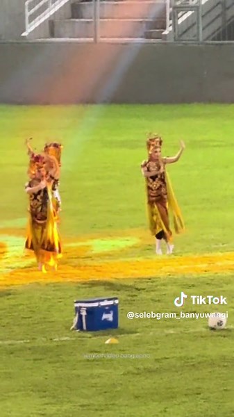 Penampilan Memukau Penari Gandrung di Persewangi