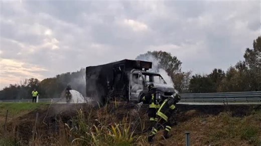 9K views · 424 reactions | A21 chiusa tra #Cremona e #Pontevico e code fino a 4 km a causa di un veicolo che ha improvvisamente preso fuoco. | Cremona Oggi | Facebook