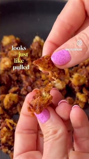 It’s finally spring so we’re celebrating with these crispy sushi inspired spring rolls 🍱❤️