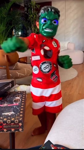 Mario toys on Instagram: "💥 Pack Marvel Hulk & Black Panther 🦸‍♂️ 🎭 Parfait pour les déguisements, anniversaires et jeux de rôle ! 🧤 Gants en silicone confortables 😎 Masque léger et résistant 🎁 Taille adaptée aux enfants (et même aux plus grands !) #marvel #avengers #masque #hulk #blackpanther #mariotoys #superheros #jouetenfant #deguisementenfant"