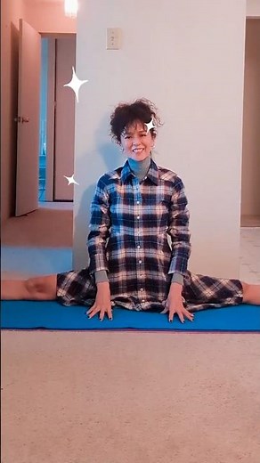 Middle Splits in a Dress! 😁#middlesplits #flexibilité #flexibility #legflexibility #shorts #dresses