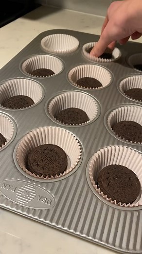 These mini Oreo cheesecakes are so easy, creamy and chocolaty! They...