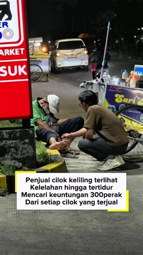 Dari pagi buta hingga larut malam, beliau melangkah menyusuri jalanan, berharap ada yang sudi membeli ciloknya. Namun hingga raga ini tak lagi mampu menahan lelah, gerobaknya masih penuh, dan beliau akhirnya tertidur pulas di pinggir jalan... 🥺 ​Tahukah kamu? Dari setiap butir cilok yang kita kunyah, bapak ini hanya mengambil untung 300 perak. Bayangkan berapa ratus cilok yang harus terjual hanya untuk sekadar membeli sepiring nasi hari ini? Dan hari ini, untung yang tak seberapa itu pun belum 