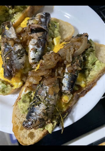 Breakfast today!! Sardines cooked in the oven at 400 with the ingredients detailed in video. Scrambled eggs with gouda. Avocado and shallots