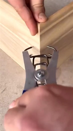 Quelle méthode utiliser pour coller et maintenir les plinthes en place ?