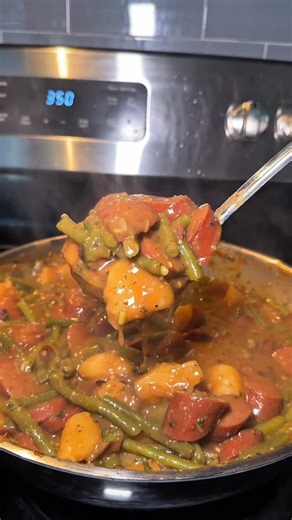 Cajun Smothered Green Beans 😮‍💨 I know I was supposed to add bacon, but l uses a smoked turkey sausage instead for all my people who dont like the pig! Something different but still full of flavor. Is this a staple at yall thanksgiving table... who need the recipe? | Messy Eats Blog