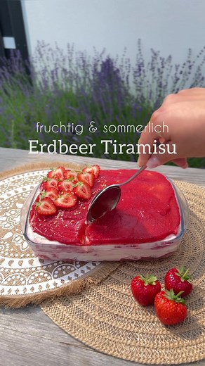 Erdbeer Tiramisu: Leckeres Sommerdessert mit frischen Erdbeeren