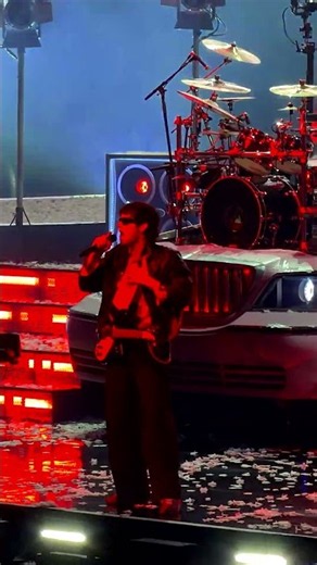 5 Seconds of Summer sings “Teeth” in Seattle, WA at Climate Pledge Arena.