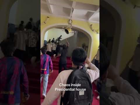 *LA POPULATION DU NÉPAL VANDALISE LE PALAIS PRÉSIDENTIEL*