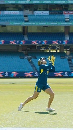 Watch Australia's Alyssa Healy catch a ball dropped 82.5 metres (270.66 ft) from a drone! 🏏🙌 via ICC - International Cricket Council | Guinness World Records