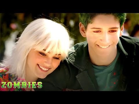 Deleted Scene: Zoey Plays with a Puppy! 😍 🐶 | ZOMBIES | ‪@disneychannelmusic‬