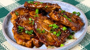SECRET to a Delicious PORK that melts in your mouth 💯 Easiest WAY to COOK Pork ❗️ Slice the pork neck Salt, pepper and coriander Frying oil Chop 3 garlic cloves Butter Soy sauce 1 teaspoon of honey Cook the meat for 5-7 minutes Chop the green onions #pork #porkrecipe #porkrecipes #porkneck #porkchop #porkchops #porkchoprecipe #porkchoprecipes #porkdinner #howtocookpork #bestporkrecipe #bestpork #topporkrecipe #toppork #cooking #cookingvideo #cookingtime #homecooking #cookinathome #recipeshare #