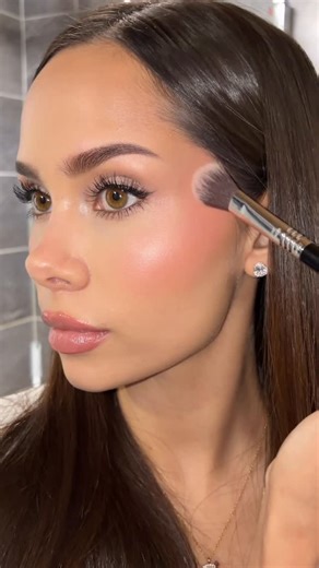 Jenna Tanisha on Instagram: "Ad I’ll never get tired of sparkly looks ✨✨ @kiehlsscandinavia Ultra Facial Cream @lancomeofficial Teint Idole Ultra Wear Foundation - 345 @itcosmeticsnordic Heavenly Luxe Smoothing Spatula Foundation Brush No. 10 @itcosmetics Bye Bye Under Eye concealer - 21.5 @yslbeauty LOVESHINE plumping lip oil gloss - 02 @urbandecaynordic Naked 3 eyeshadow palette @armanibeauty Eye Tint - 12S @armanibeauty Vertigo Lift mascara @itcosmetics Bye Bye Dark Spots Concealer @yslbeauty