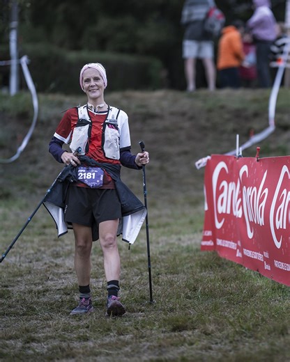 Ah le dernier ravito... Tout le monde s'en souvient ! Le plus dur… ou le plus important ? 😈🏔️ Des regards fatigués, des sourires sincères, et une équipe de bénévoles dévouée qui te pousse jusqu’au bout. ❤️ #linfernaltrail #trailrunning #jevoislavieenvosges #vosges #running #trail #invosgeswetrail | L'infernal Trail des Vosges