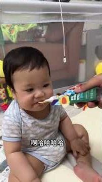 这个宝宝真搞笑😄受伤了只要有吃的就不哭了 #萌娃日常 #人类幼崽成长记