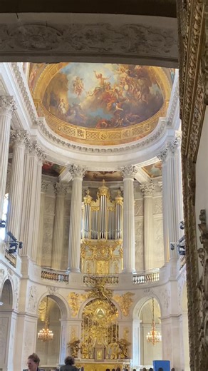 Versailles is a palace built on details. Look closely and you’ll notice the sun of Louis XIV, the fleur-de-lis of the French monarchy, the gilded carvings symbolising power, and ceilings painted to glorify the King. #versailles #palaceofversailles #versailleschateau #royalhistory #frenchmonarchy