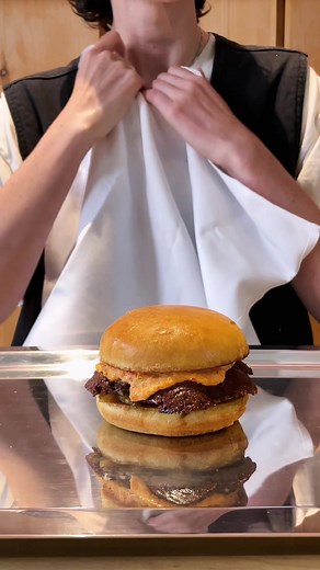 THE BEAR BURGER IS BACK 🐻🔥 SERVIN' UP THE ORIGINAL ITALIAN BERF IN TORONTO 👨‍🍳 LIMITED TIME ONLY LET'S GO #thebear #mattymatheson #mattyspattys