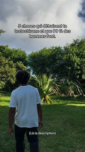 1-Porter des sous-vêtements trop serrés Ta physiologie n’a pas été conçue pour cuire en permanence. La production hormonale masculine a besoin de fraîcheur. Une élévation de seulement 1 à 2°C au niveau génital suffit à faire chuter la production sur la durée. Compression, chaleur, manque d’aération : tu étouffes littéralement ton système. Laisse respirer. 2-Vivre enfermé toute la journée Pas de soleil = dopamine en berne, rythme circadien déréglé, sommeil de mauvaise qualité. Et sans sommeil pro