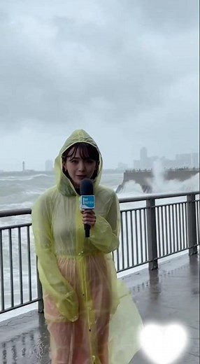 台風中継 雨がすごすぎてスカートが #アナウンサー #台風 #沿岸 #ロングスカート #ニュース #放送事故