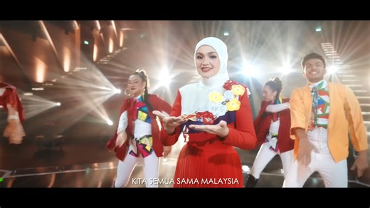 Inilah video muzik rasmi lagu tema Hari Kebangsaan dan Hari Malaysia 2025 iaitu "Malaysia MADANI Rakyat Disantuni" yang dipersembahkan oleh Biduanita Negara Datuk Seri Siti Nurhaliza. #digitalbernamatv #HKHM2025 #JalurGemilang #SitiNurhaliza | Bernama TV