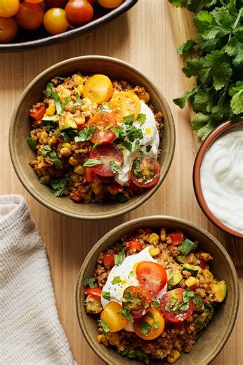 SAVIEZ-VOUS QU’ON CULTIVE DU QUINOA AU QUÉBEC?? Moi, je l’ai appris récemment! Et ça m’a permis de renouer avec le quinoa! L’entreprise GoGo Quinoa a sorti dernièrement son quinoa cultivé au Québec que vous pouvez reconnaître par son bel emballage bleu. 💙 J’ai donc décidé de vous faire ma version québécoise du riz à la mexicaine… faite avec du quinoa à la place du riz et qui se mange aussi bien chaude que froide! #partenariat Un plat végé, protéiné et super coloré, parfait pour les soirées pres