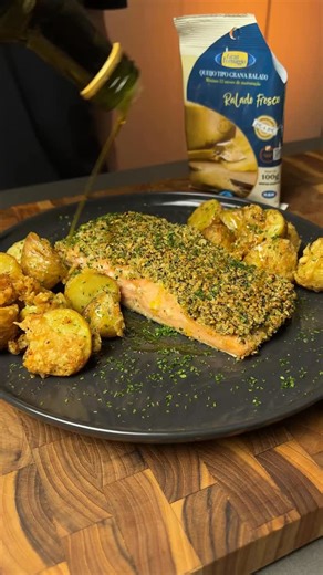 Felipe Eats 🇧🇷 | Felipe F. Oliveira on Instagram: "Salmão com crosta de pesto e batatas gratinadas Uma receita prática, feita no forno, perfeita para celebrar o prazer de comer bem em casa com os produtos da @rargastronomia Ingredientes: • 1 filé grande de salmão • 8 batatas • 1 maço de manjericão • ½ xícara de castanha de caju • 1 dente de alho • ½ xícara de farinha panko • Queijo Gran Formaggio Rar Ralado • Azeite de Oliva Extra Virgem Assemblage Rar Gastronomia Preparo: 1.Bata o manjericão,