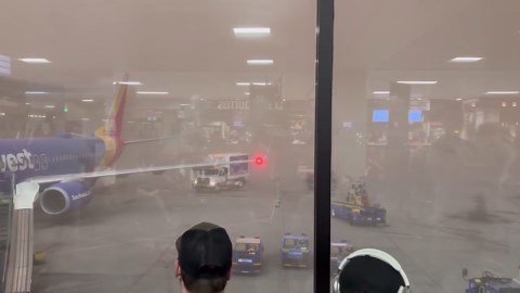 Dust storm grounds flights at Phoenix Sky Harbor airport