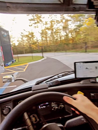 Abdurahim Zohidov on Instagram: "Parking with trailer. #truck #truckparking #amazon"