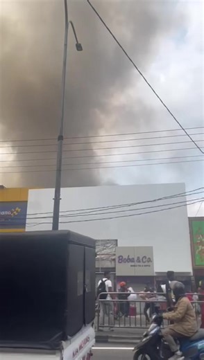 මෙ වෙලාවේ කිරිබත්ගොඩ එන්න ඉන්නවා නම් නැවිත් ඉන්න තරමට හොදයී., හදිසි ගින්නක් කිරිබත්ගොඩ main point එකේම.,💔බලන්න යන්නත් එපා🙏🏼💔#kiribathgoda #kiribathgodacity