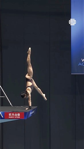 😲 Different techniques but same outcome! Watch how divers get into the armstand position 🙌 from the 1️⃣0️⃣m platform #Diving | World Aquatics