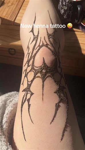 Exploring Henna Tattoo Placements for Knees