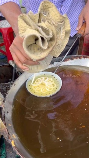 Amazing Flower Jilapi Making Skills 😱 #shotrs #Amazing #streetfood #jilapi #viralreels