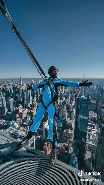 Send to someone who’s afraid of heights 😨World’s highest open-air building climb thanks to @edgenyc #cityclimbnyc #edgenyc #newyork #nyc #hudsonyards