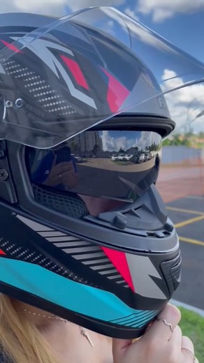 FW3 | Fábrica de capacetes on Instagram: "🚀 LANÇAMENTO: GTX RAPID COM OCULOS INTERNO! 🚀 Chegou o capacete que une leveza, aerodinâmica e tecnologia para máxima segurança e conforto! 🏍️💨 O GTX RAPID vem com forro termoformado , que proporciona um ajuste perfeito e mais conforto, além de fita refletiva , garantindo mais visibilidade à noite! 🔥 ⚡ Marque aquele amigo que precisa conhecer essa novidade e compartilhe esse vídeo com quem ama motos! 💥 #fw3capacetes #fw3 #MotoLife #capacete #motobo